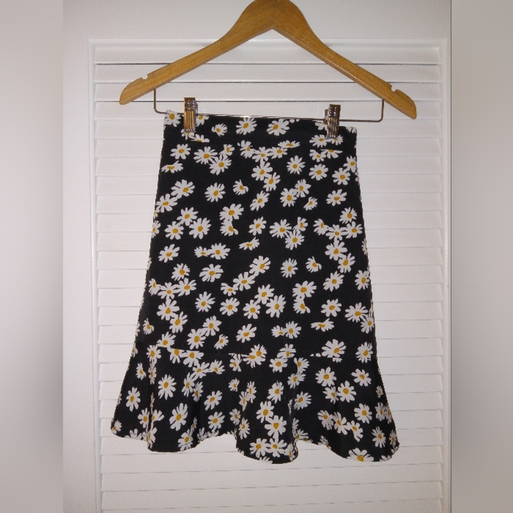 Black Daisy Floral Mini Skirt Size 2 Ruffle Hem White Flowers Fit and Flare
